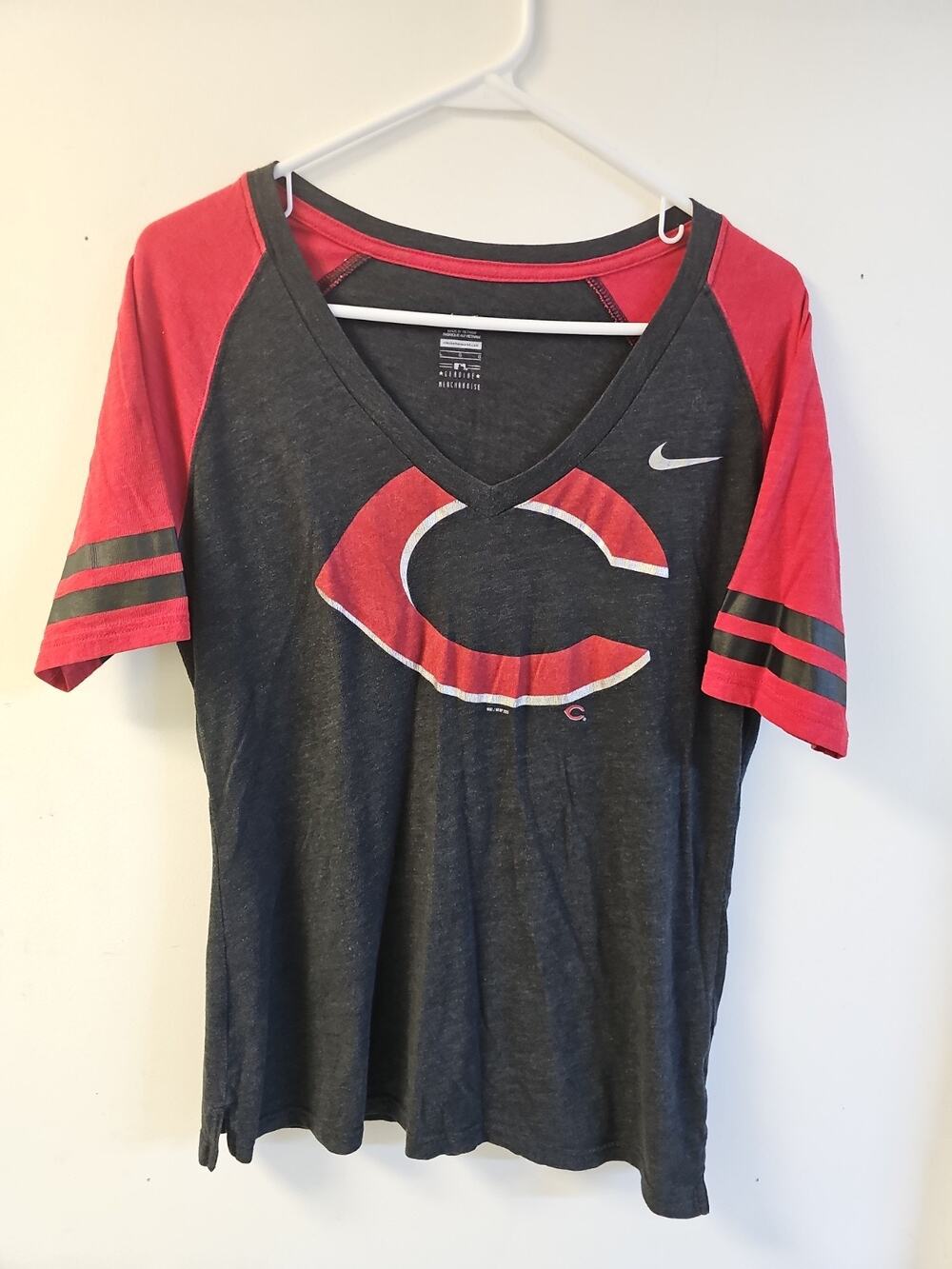 Cincinnati Reds Nike Shirt Women’s L Red V-Neck MLB Genuine Merchandise